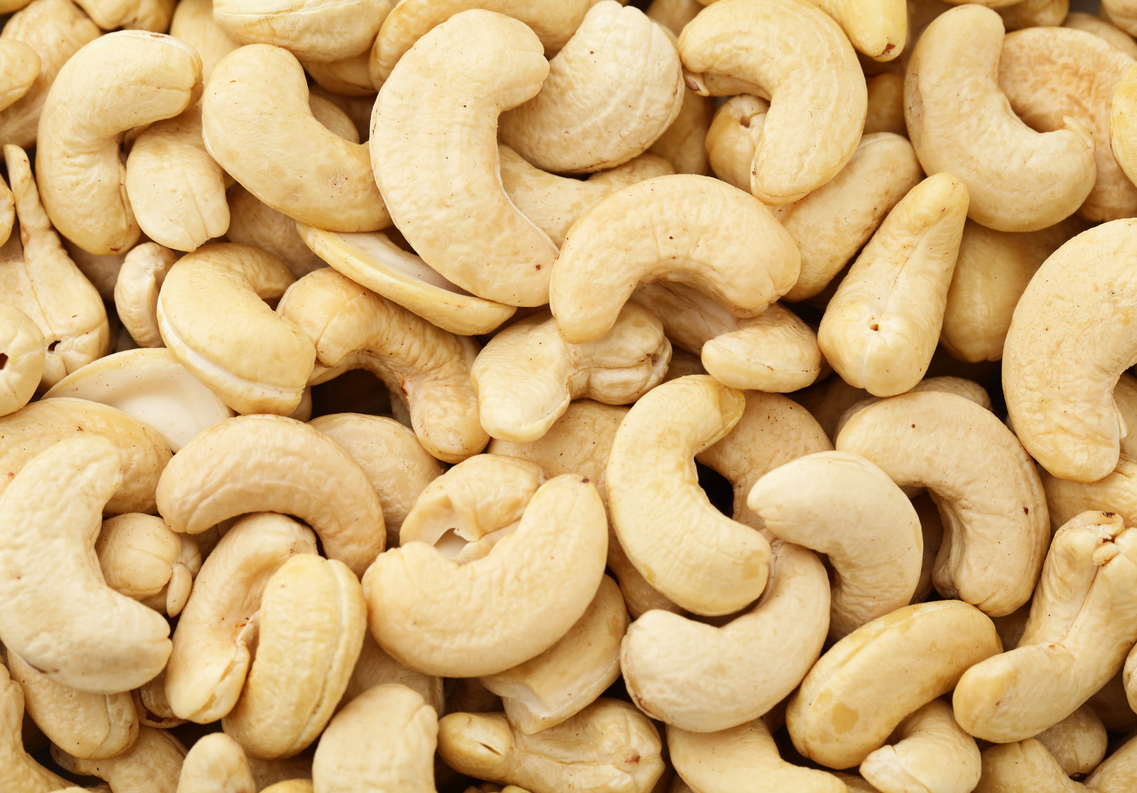 Photo of whole raw cashews